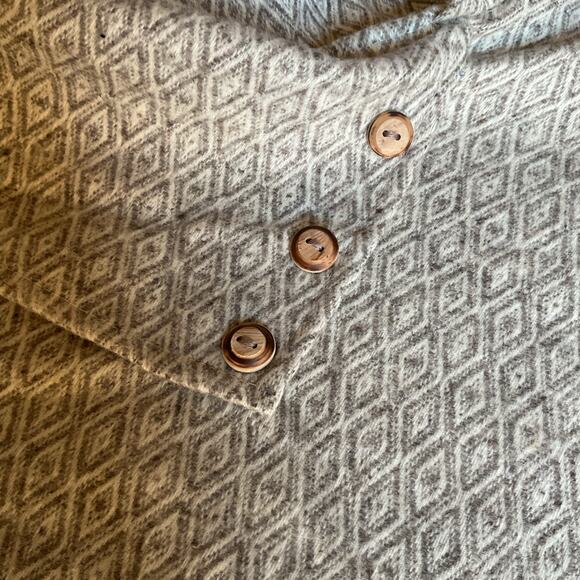 Mexican Wool Poncho with Wooden Buttons – Light Gray with Fringe / Poncho - Picture 9 of 11